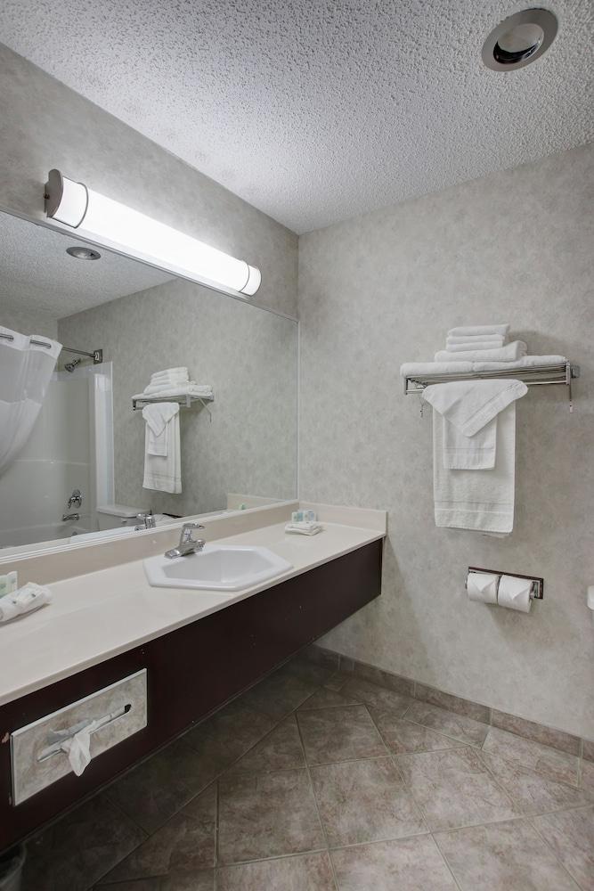 Hotel Ramada By Wyndham Edmonton Airport