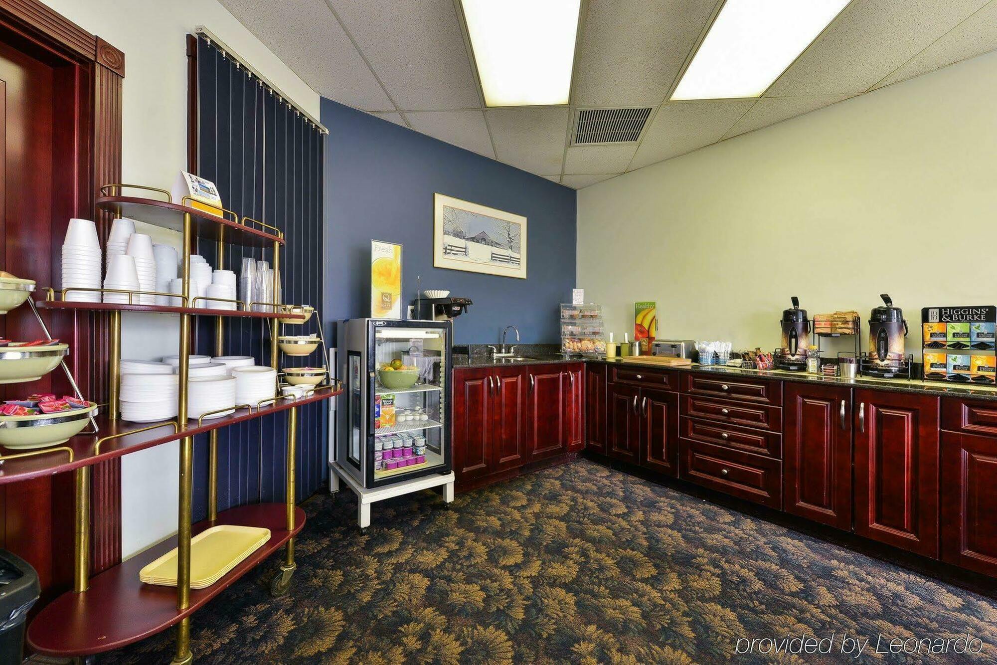 Ramada By Wyndham Edmonton Airport Hotel 3*